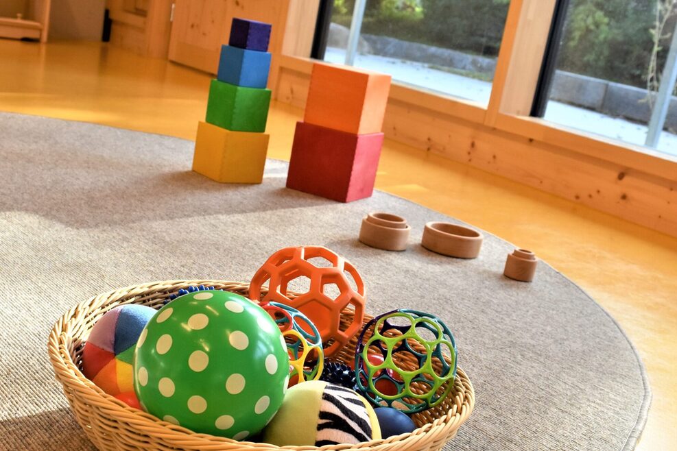 Der Kleinkindbereich ist mit verschiedenen Spielsachen ausgestattet, z.B. Greifbälle oder Greifringe.