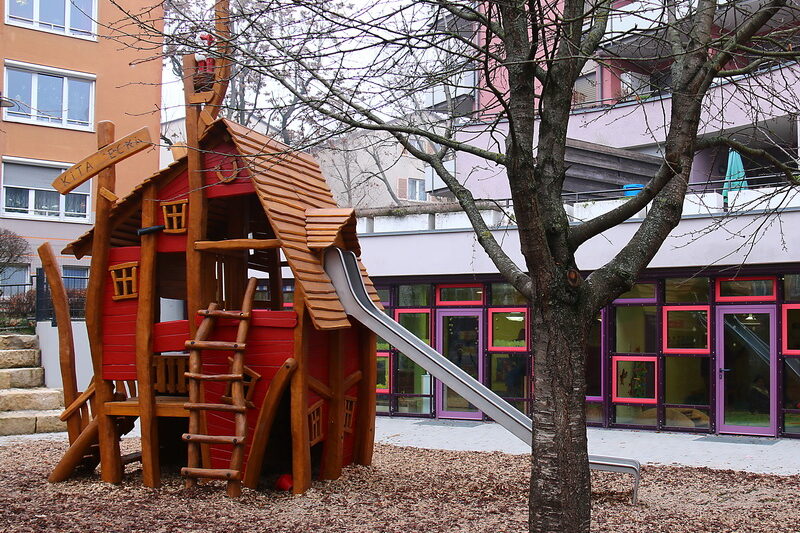 Der Spielplatz mit schönem Kletterhäuschen und Rutsche.