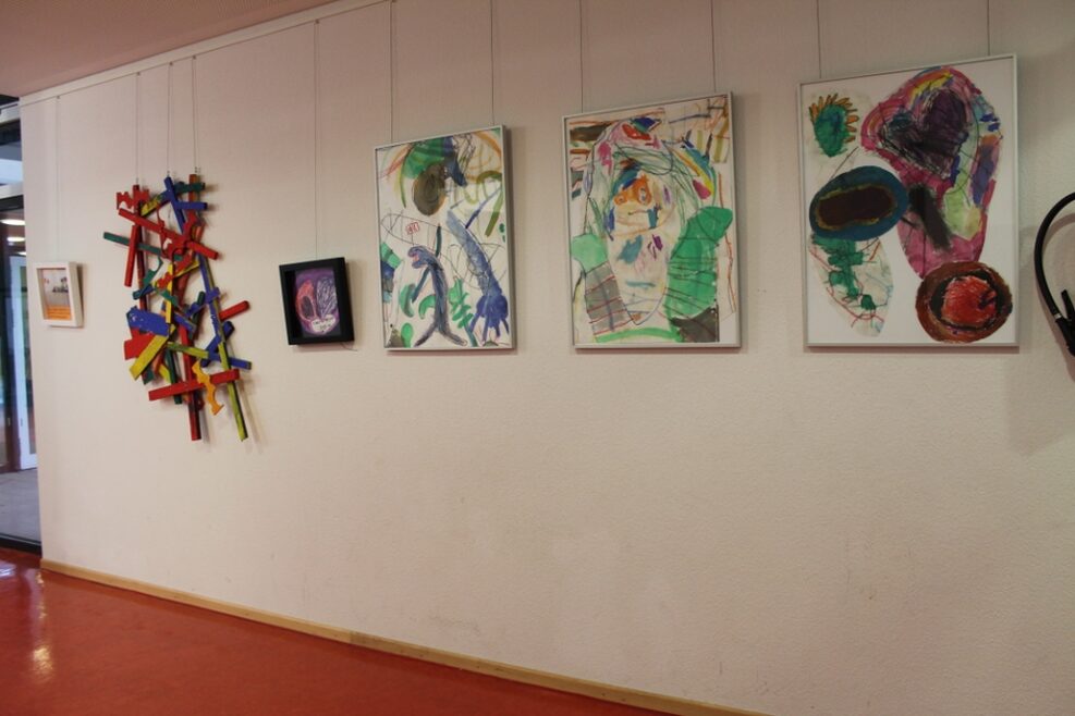 In der Galerie können die Kunstwerke an den Wänden ausgestellt werden.