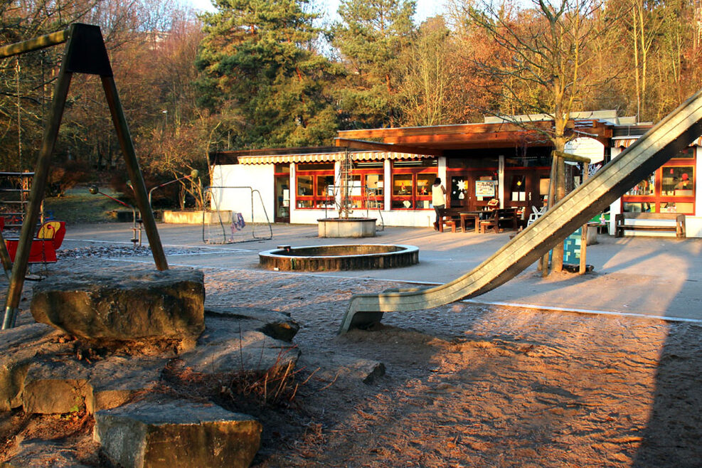 Der große Abendteuerspielplatz mit Rutsche und Sandkasten.