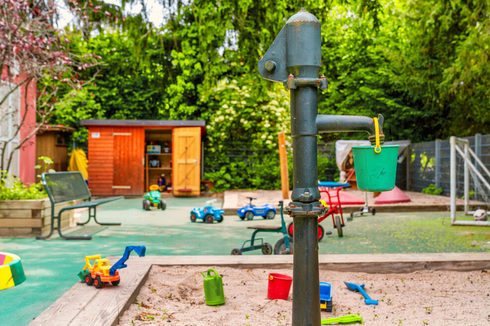 Die kindergerechte Wasserpumpe verwandelt den Spielplatz zu einem spannenden Wasserspielplatz.