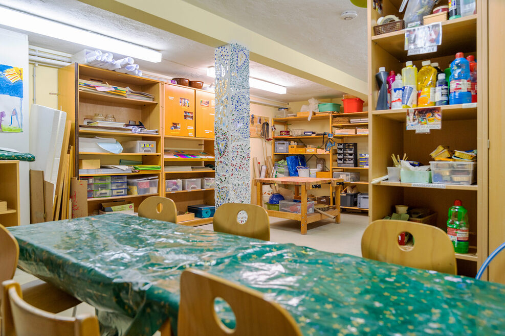 Im Kreativbereich haben die Kinder viele Farben und Bastelmaterialien zur Verfügung.