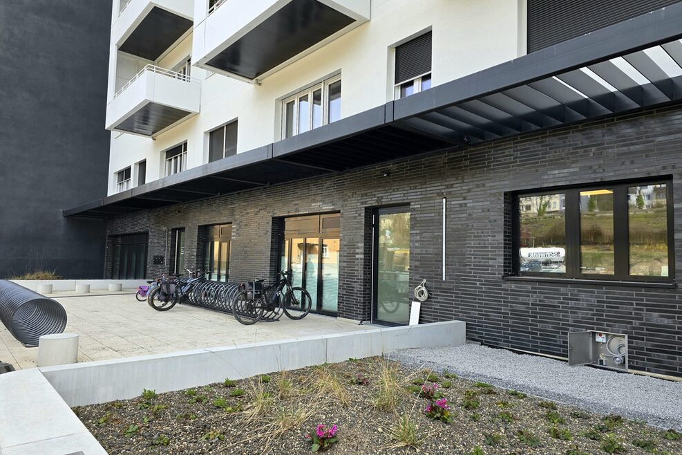 The ground-floor entrance area of the Tunzhofer Straße Children's and Family Center (KiFaZ) on the first floor of a modern apartment building.
