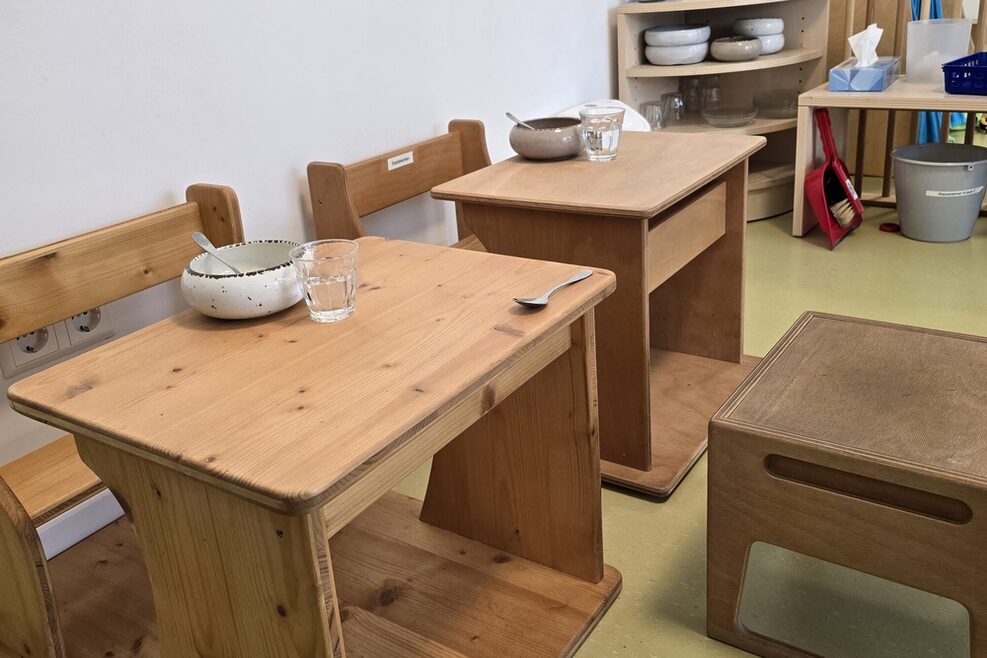 Small seating and dining group in the Tunzhofer Straße children's and family center (KiFaZ) made of wooden furniture for small children.