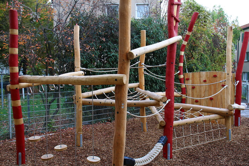 Die Kletteroase auf dem Spielplatz lädt zum Schaukeln, klettern und balancieren ein.