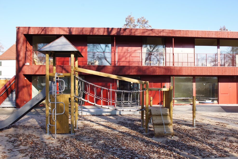 Das Klettergerüst mit Hängebrücke aus Seilen bietet so manches Abenteuer.