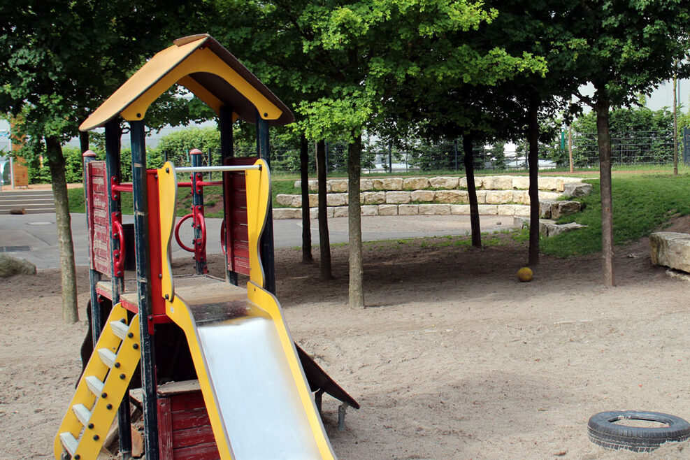 Auf dem Spielplatz können die in der Fußball spielen oder auf dem Spielturm klettern.