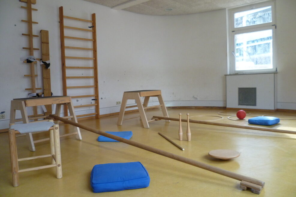 Im Bewegungsraum gibt es viele Balanceelemente, Bälle, Hula Hoop und Kegel.