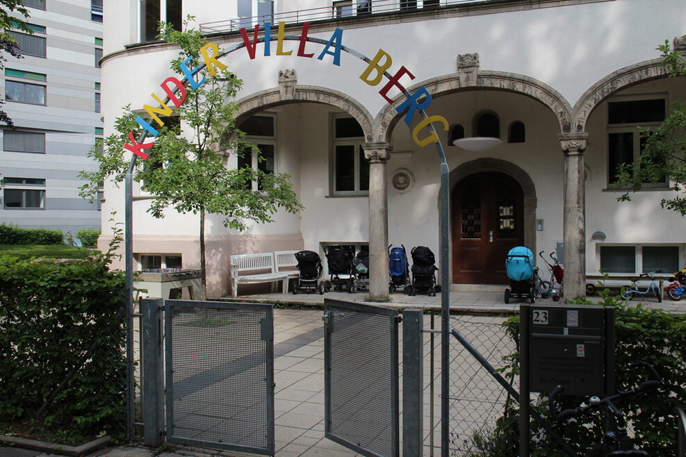 Der Eingang zur Villa Berg ist barrierefrei erreichbar.