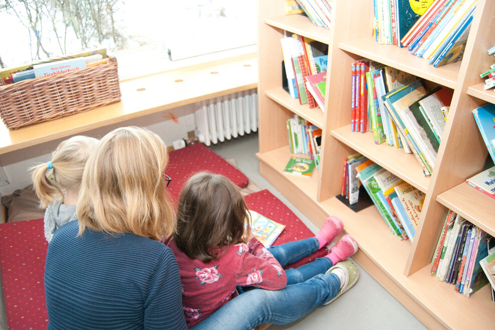 Im Lesebereich gibt es zahlreiche Bücher zum Lesen.