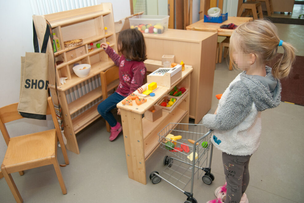 Im Kaufmannsladen spielen die Kinder Alltagssituationen nach.