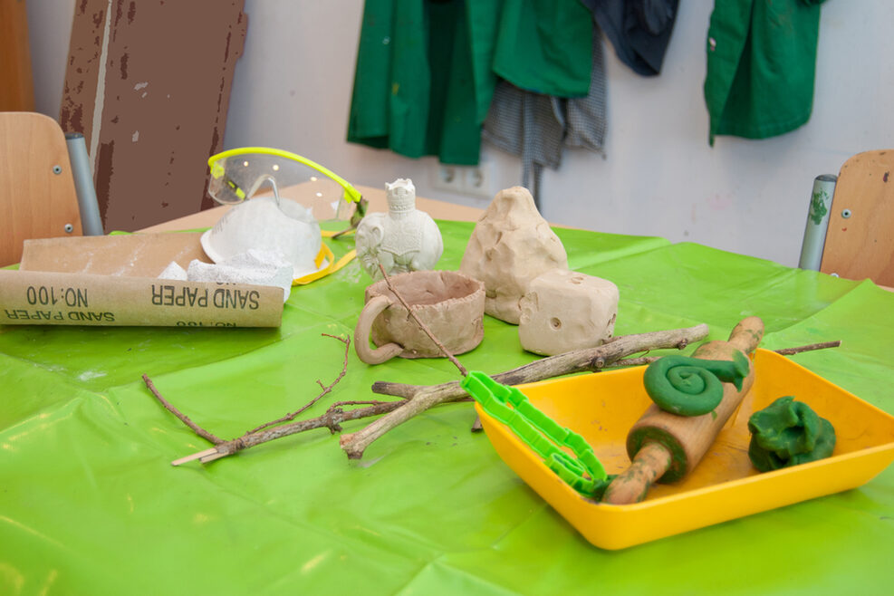 Aus Knete und Ton basteln die Kinder in der Werkstatt kleine Kunstwerke.