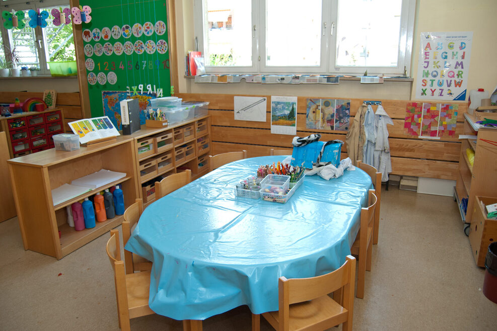 Im großzügigen Atelier können die Kinder ihrer Kreativität freien Lauf lassen.