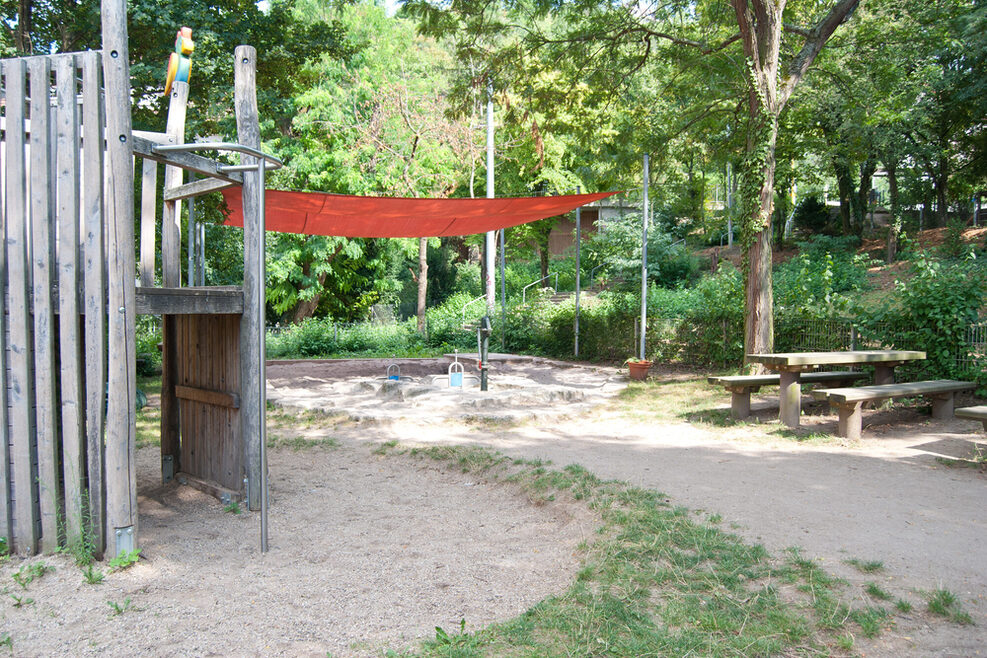 Der Spielplatz mit Klettergerüst.