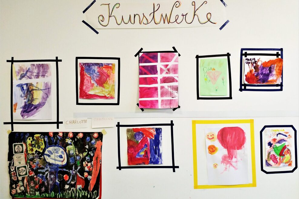 Im Atelier werden die selbstgemalten Kunstwerke der Kinder ausgestellt.