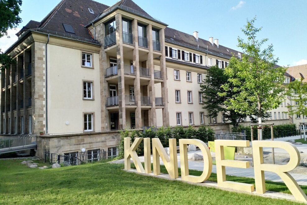 Das Wort "KINDER" mit großen Buchstaben empfängt die Besucher am Eingang.