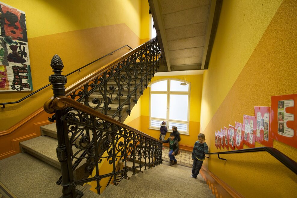 Das Treppenhaus mit Bildern der Kinder an den Wänden.