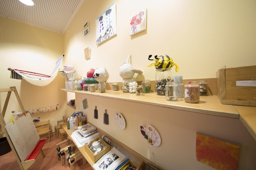 Im Bastelbereich können die Kinder mit vielen Materialien basteln und die Kunstwerke ausstellen.