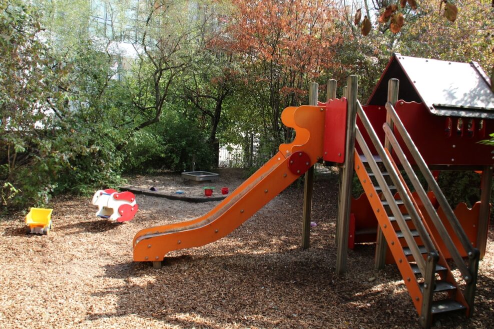 Auf dem großen Spielplatz können die Kinder auf den Klettergerüsten und im Sandkasten spielen.