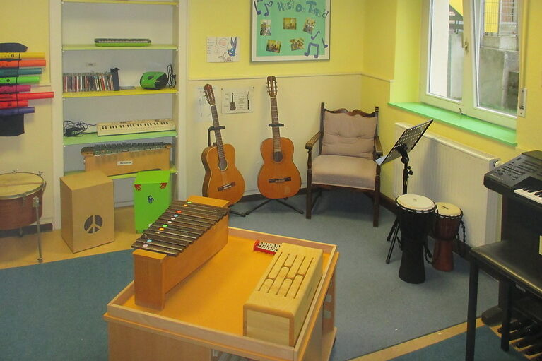 Im Musikzimmer gibt es zahlreiche Instrumente wie Gitarren, Xylophone, Trommeln und viele mehr.