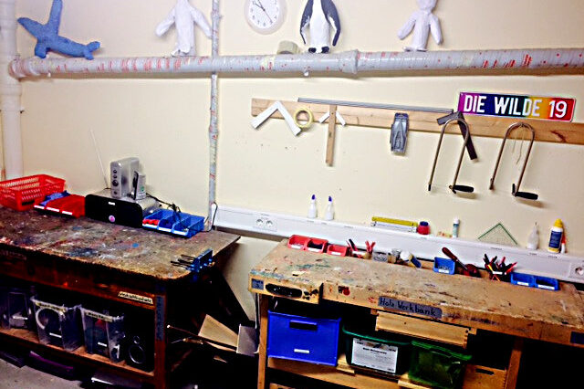 In der großen Werkstatt kann mit Kinderwerkzeug gesägt, gebohrt, geschraubt und gehämmert werden.