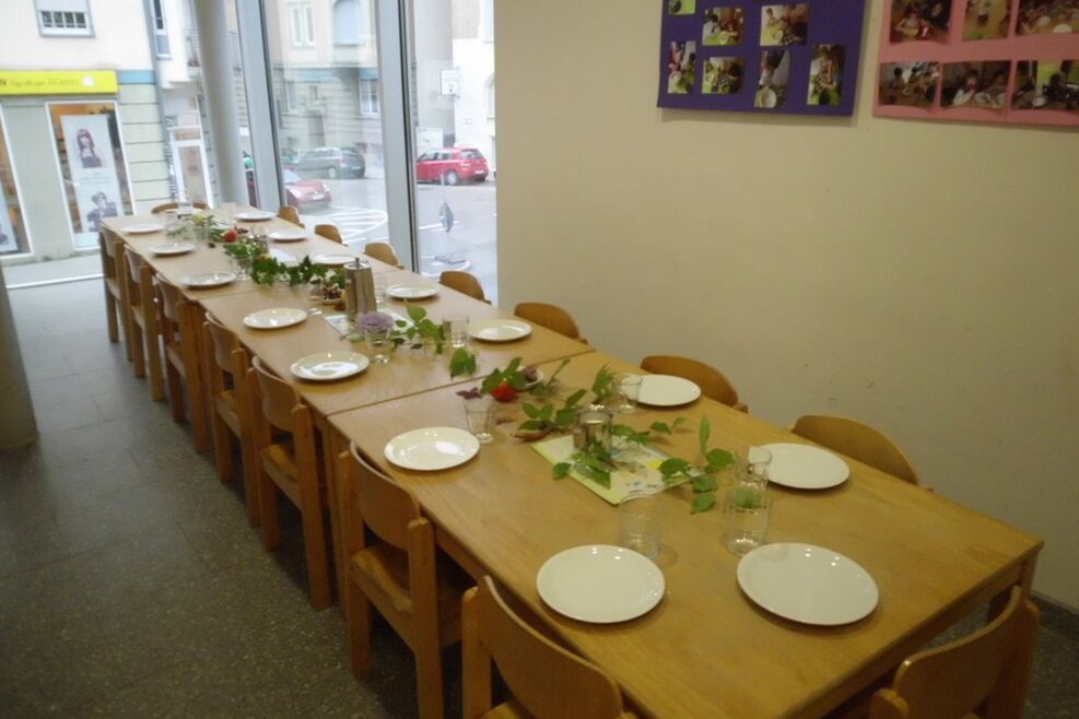 Im Bistro können die Kinder alle gemeinsam an der großen Tafel speisen.