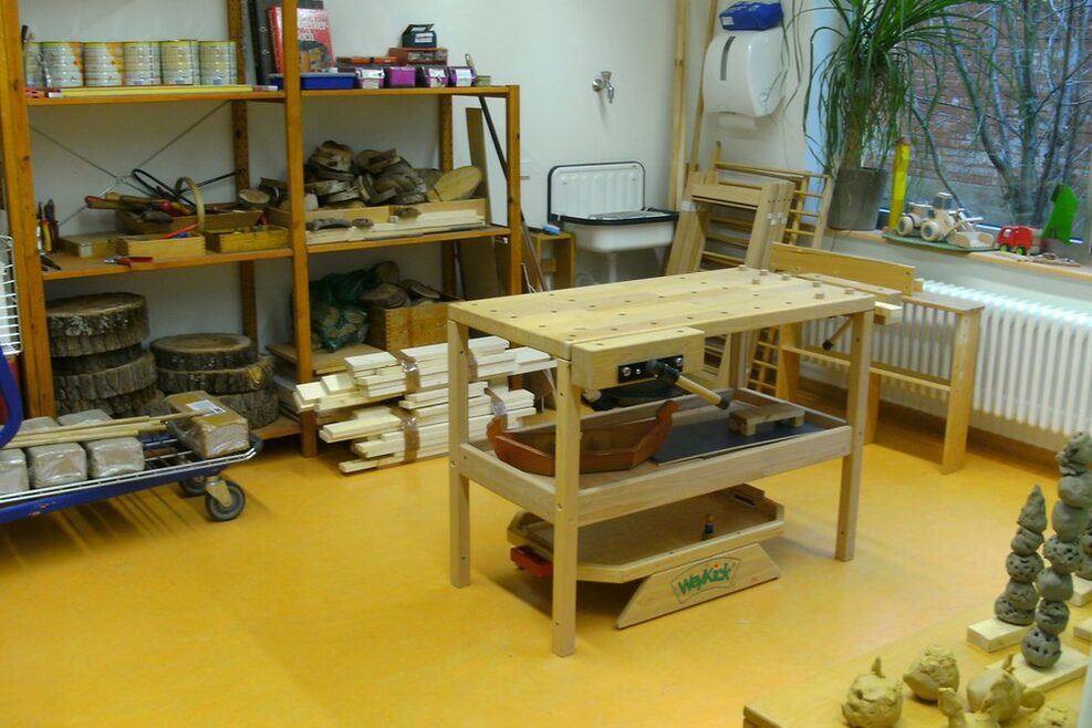 In der Werkstatt können die Kinder mit Holz, Ton und anderen Materialien herumwerkeln.