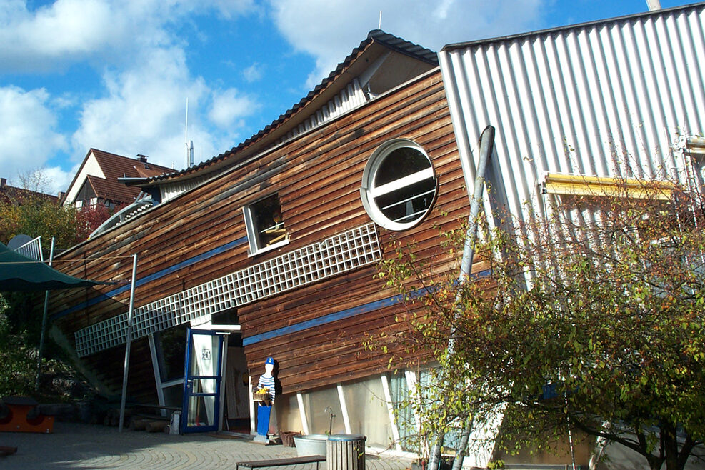 Ausgang aus dem architektonisch ansprechendem Haus in den Garten.