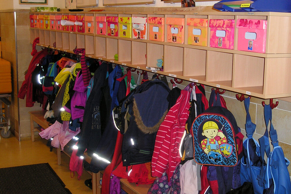 An der Garderobe hat jedes Kind ein eigenes Fach und Platz für die Sachen.