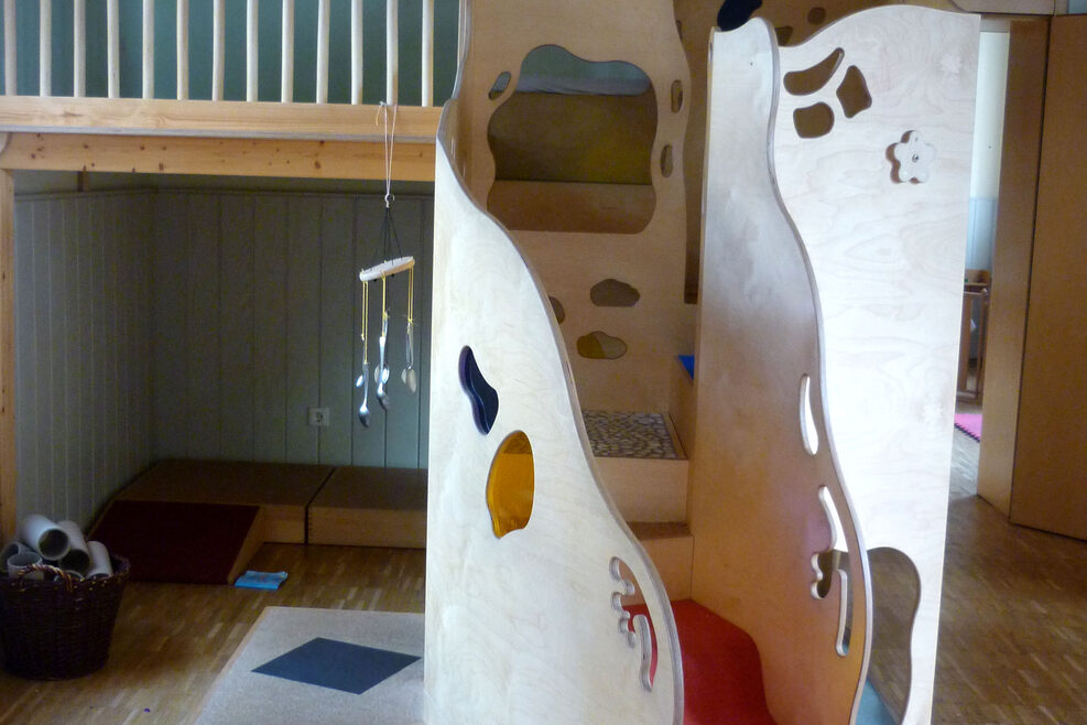 Im Spielbereich können die Kinder an Kletterelementen ihre Balance austesten.