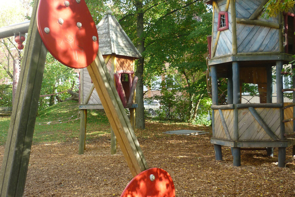 Auf dem Spielplatz stehen verschieden Klettertürme.