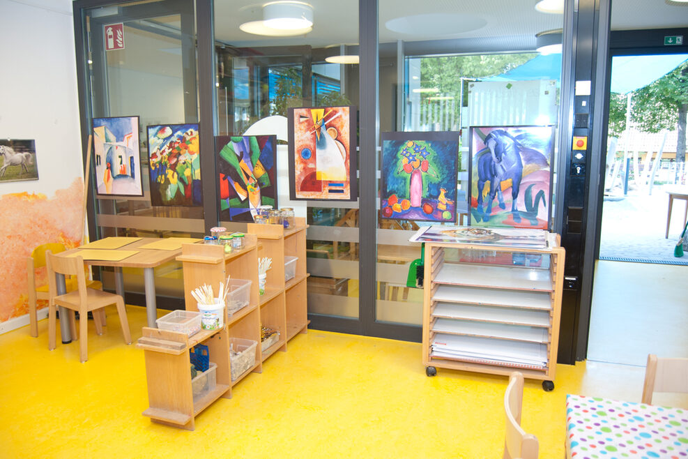 Im Atelier werden kleine Kunstwerke der Kinder an den Wänden aufgehängt.