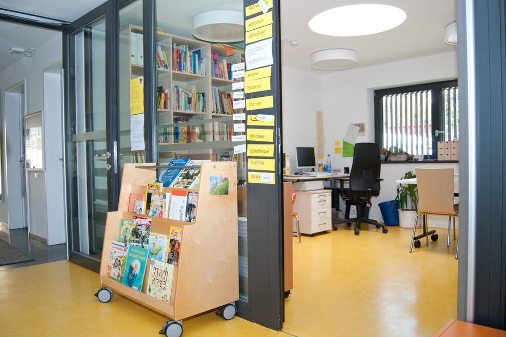 Die Bibliothek auf Rollen kann in Verschiedenen Räumen aufgestellt werden.