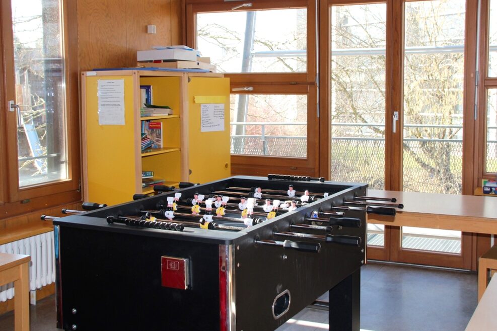 Im Hortbereich können die Kinder Tischfussball spielen.