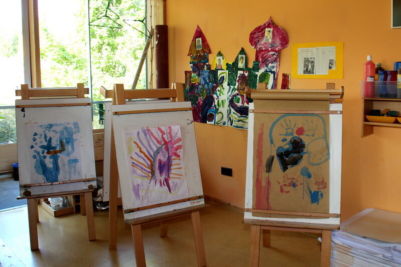 Auf Staffeleien können die Kinder im Atelier kleine Kunstwerke malen.
