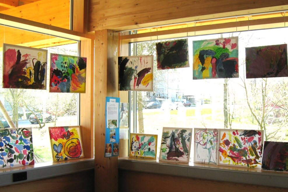 Die Kunstwerke der Kinder werden in den Fenstern ausgestellt.
