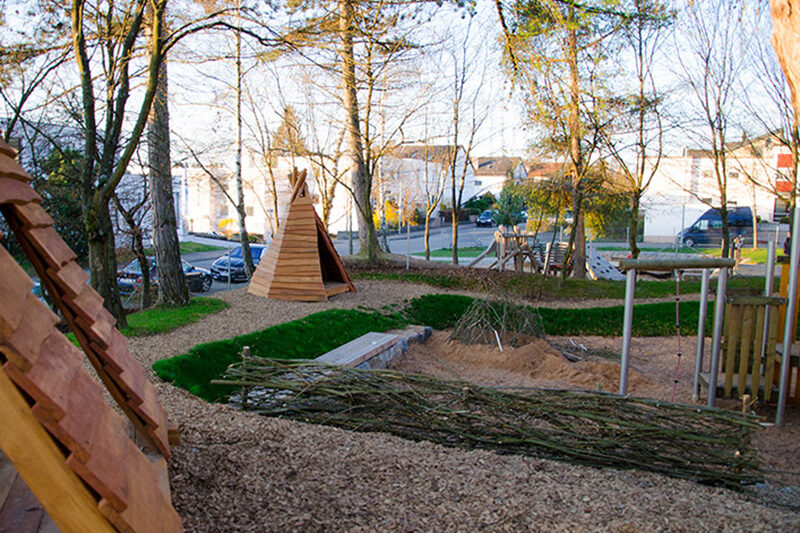 Der Abenteuerspielplatz mit Tipizelt.