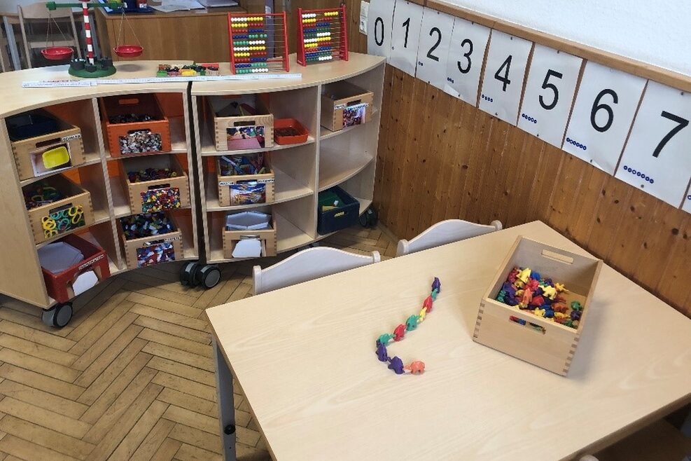 Im Mathematikbereich können die Kinder am großen Tisch spielerisch das Rechnen erlernen.