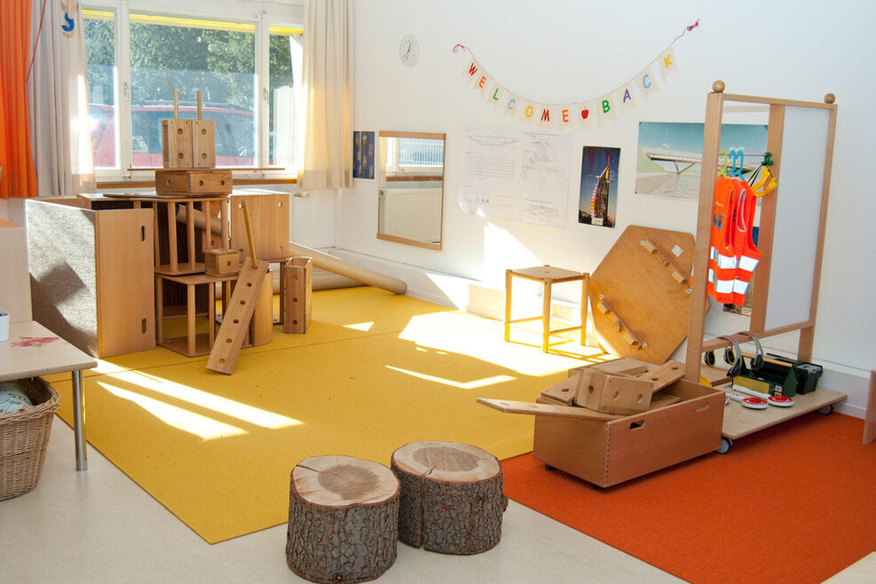 Mit verschiedenen Holzelemnten können die Kinder kleine Bauwerke kreieren.