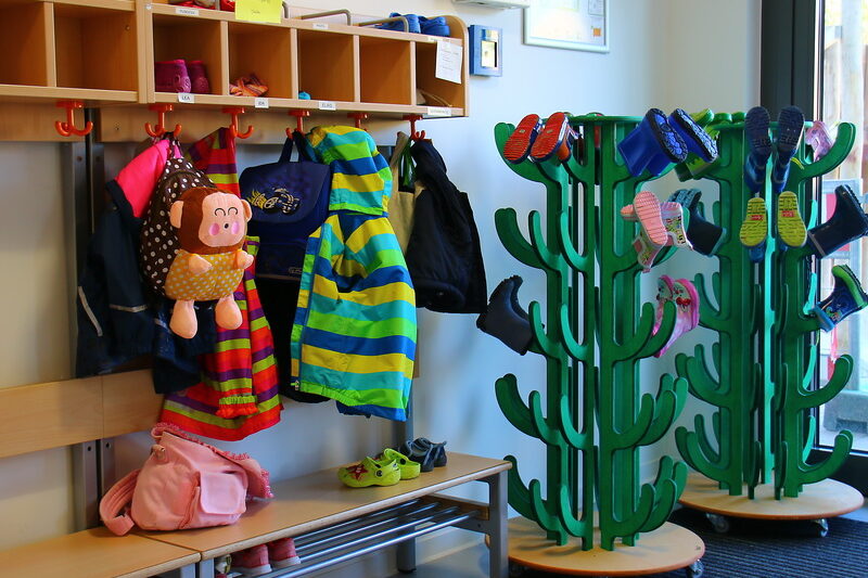In der Garderobe können die Kinder ihre Sachen an Holkakteen aufhängen.