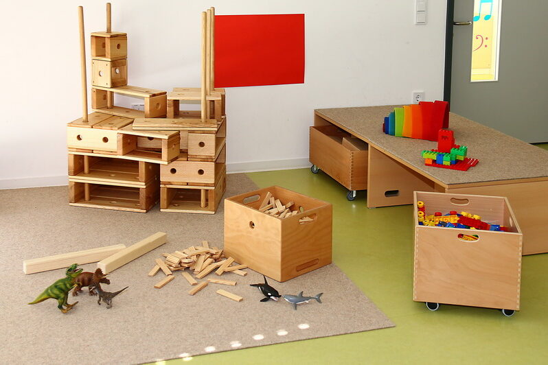 Es gibt viel Platz und verschiedene Bauspielzeuge im Konstruktionsraum.