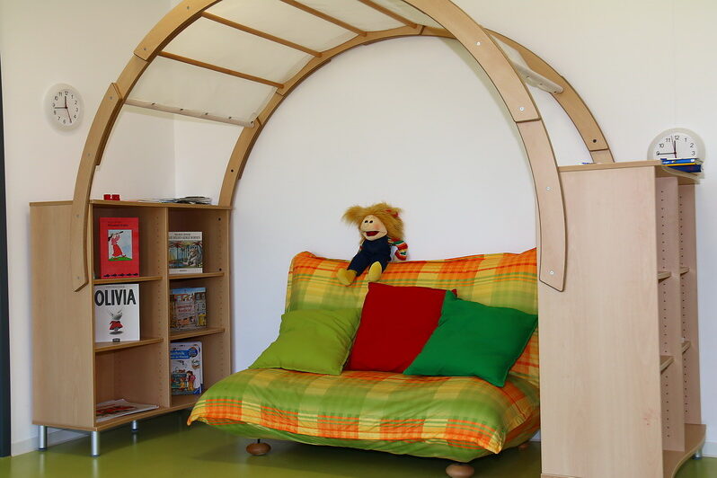 Zum Lesen können es sich die Kinder auf der Couch gemütlich machen.