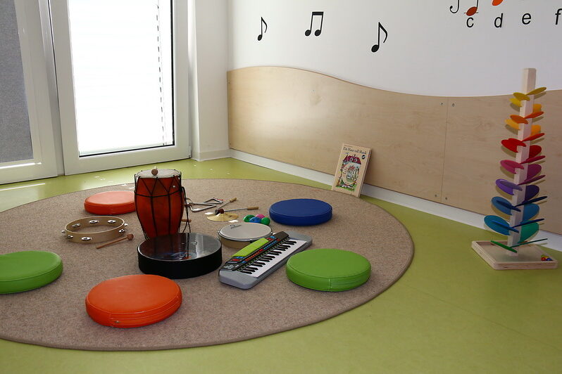 Im Musikbereich gibt es Instrumente zum Ausprobieren und üben.