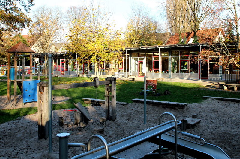 Die Wasserlandschaft mit Wasserpumpe lässt Kinderherzen höher schlagen.