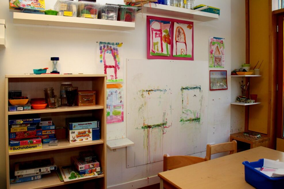 Im Atelier können die Kinder am großen Tisch Bilder malen.