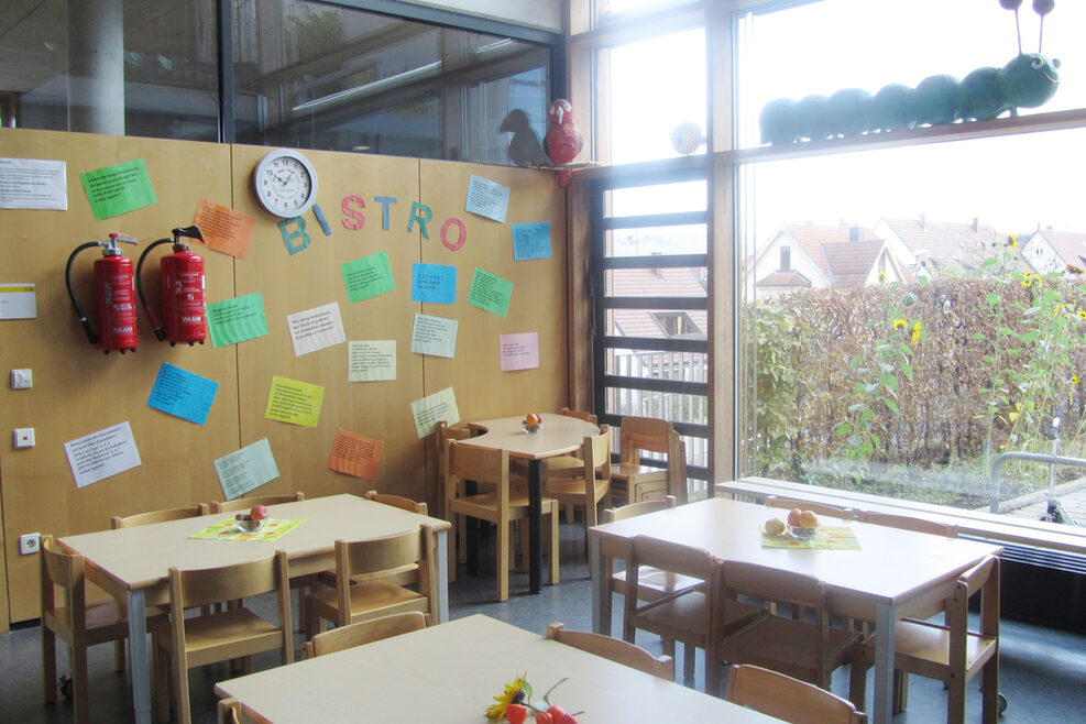 Im Bistro können alle Kinder gemeinsam an den Tischen essen.