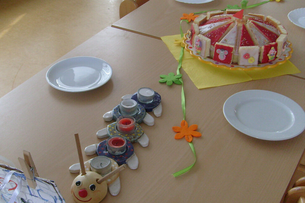 Kindergeburtstag mit einer leckeren Torte mit allen Kindern ist etwas besonderes.