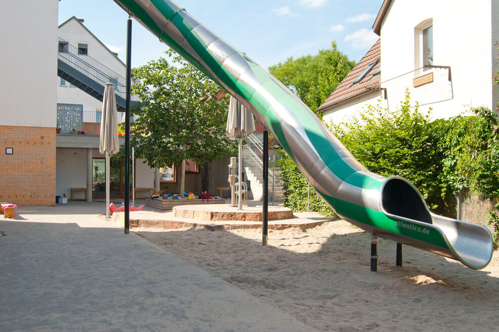 Im Außenbereich gibt es einen Abenteuerspielplatz mit großer Rührenrutsche.