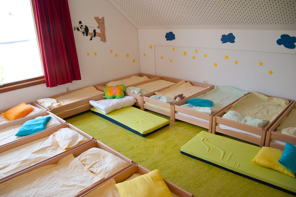 Im Schlafbereich hat jedes Kind sein eigenes gemütliches Bett.