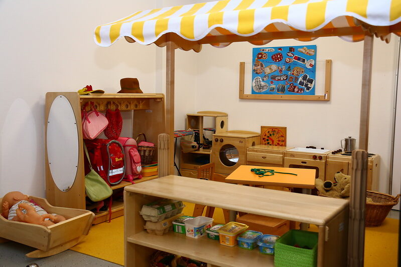 Im  Kaufmannsladen oder in der Kinderküche können die Kinder Alltagssituationen nachspielen.